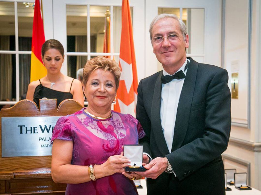 La ginecólogca granadina Enriqueta Barranco recogiendo en 2014 la Medalla de Oro del &#039;Foro Europa&#039;