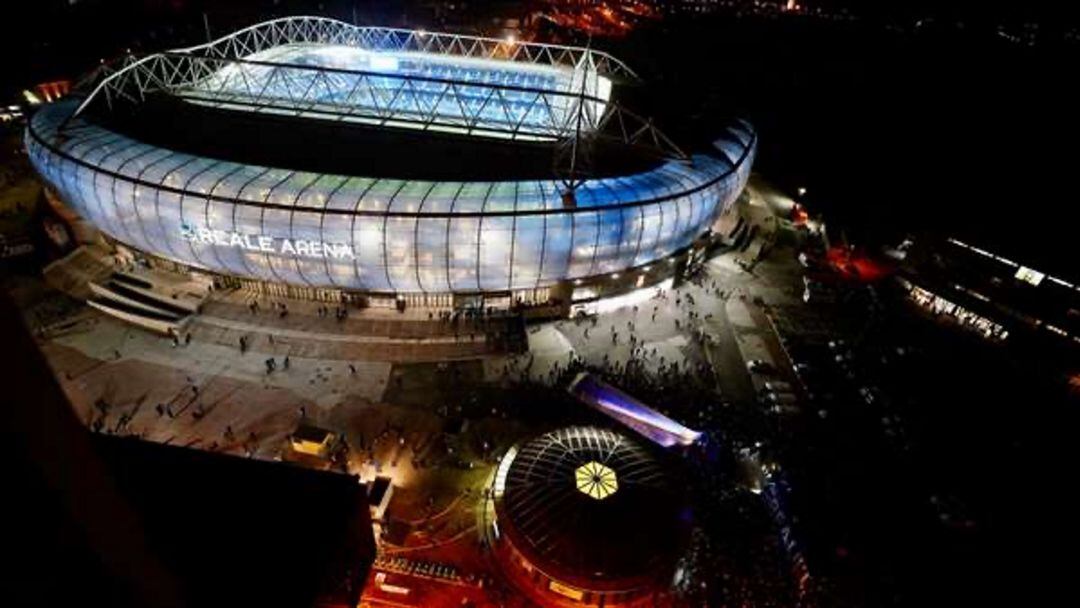 Imagen nocturna del estadio de Anoeta
