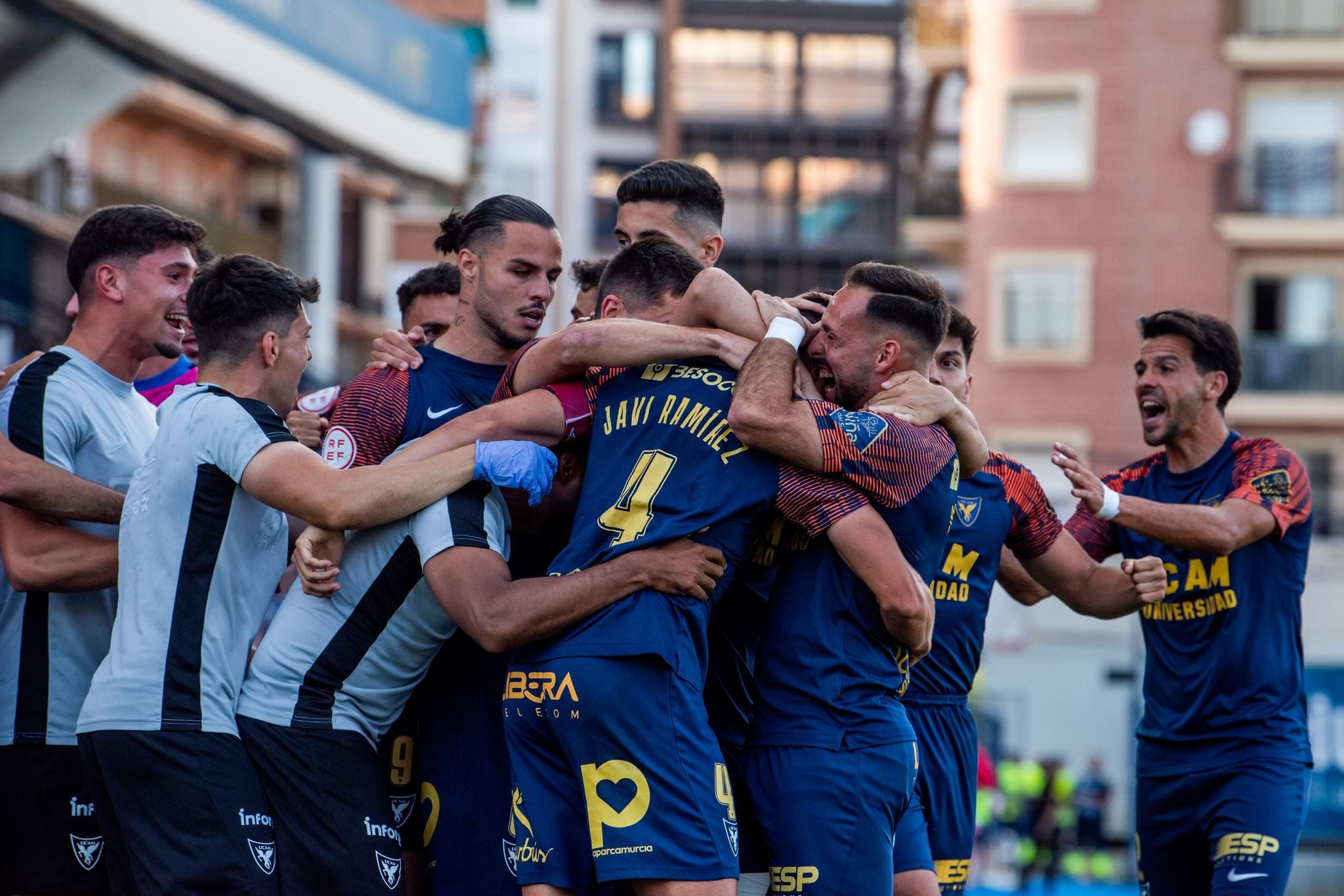 El UCAM CF celebra un gol en La Condomina durante el playoff