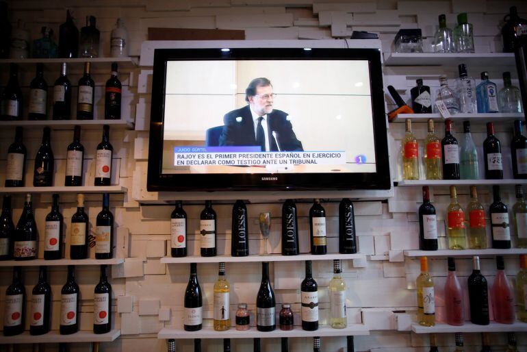 Imagen de Mariano Rajoy en la televisión de un bar.