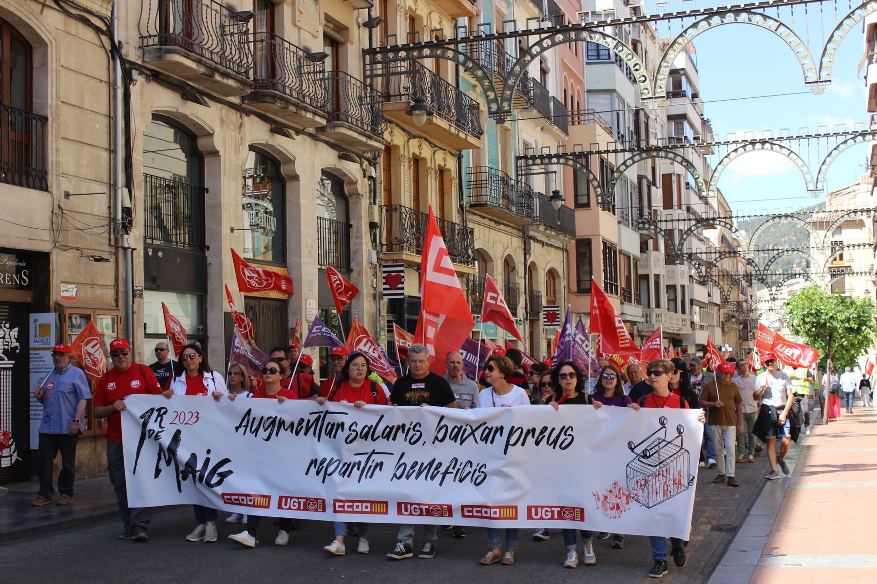 La manifestación a su paso por el carrer Sant Llorenç