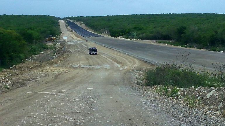 Tramo en reparación de la carretera Magaña-Villa de Las Casas en Tamaulipas (México). 