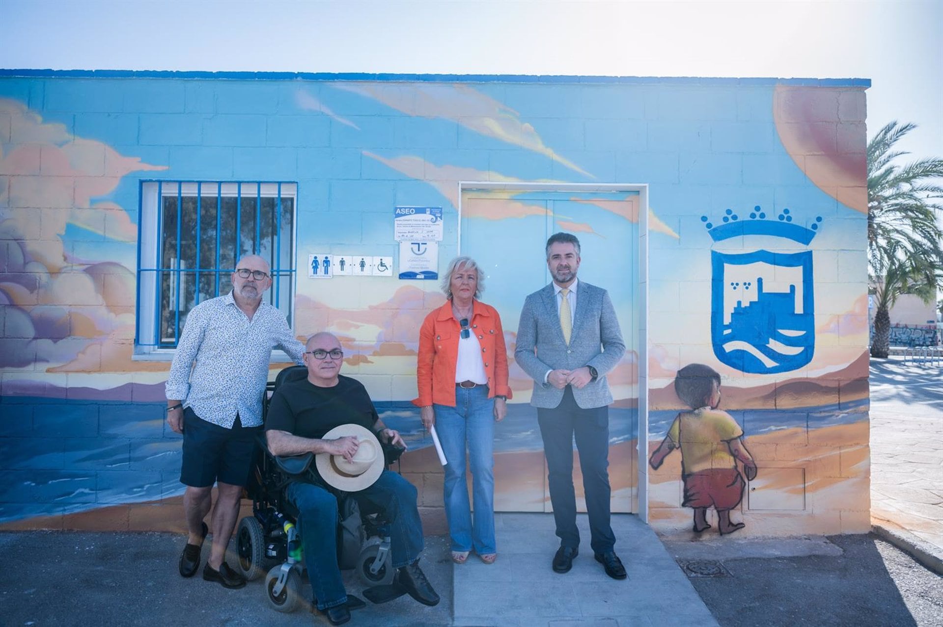 La concejala delegada de Servicios Operativos, Playas y Fiestas, Teresa Porras, y el edil delegado del distrito Este, Carlos Conde, han presentado estas nuevas instalaciones en una visita al equipamiento situado en la playa de Pedregalejo