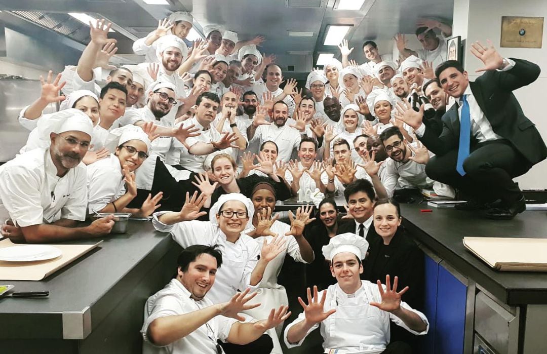 El equipo del restaurante Martín Berasategui, celebrando las 10 estrellas Michelin.