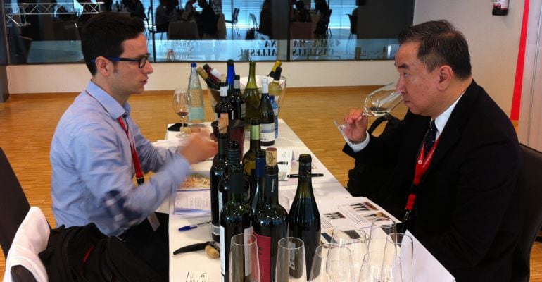 Un representant d&#039;un celler i un dels importadors sudcoreans participant al V Internacional Wine Business Meetings