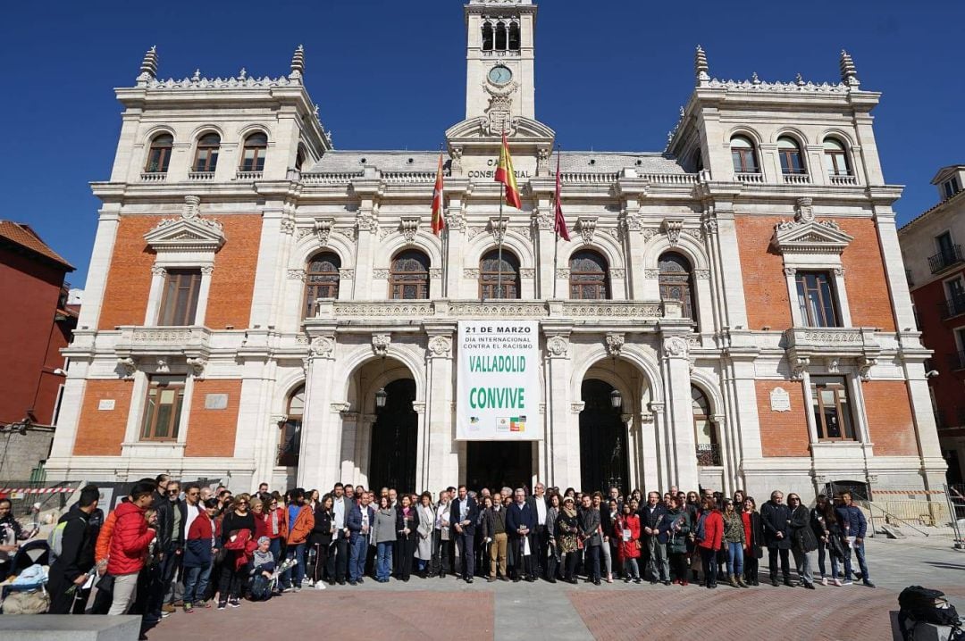 Imagen de los asistentes al acto institucional contra el racismo y la xenofobia