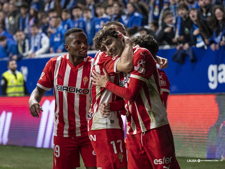 Los jugadores del Sporting celebran el gol de Gelabert en el Tartiere.