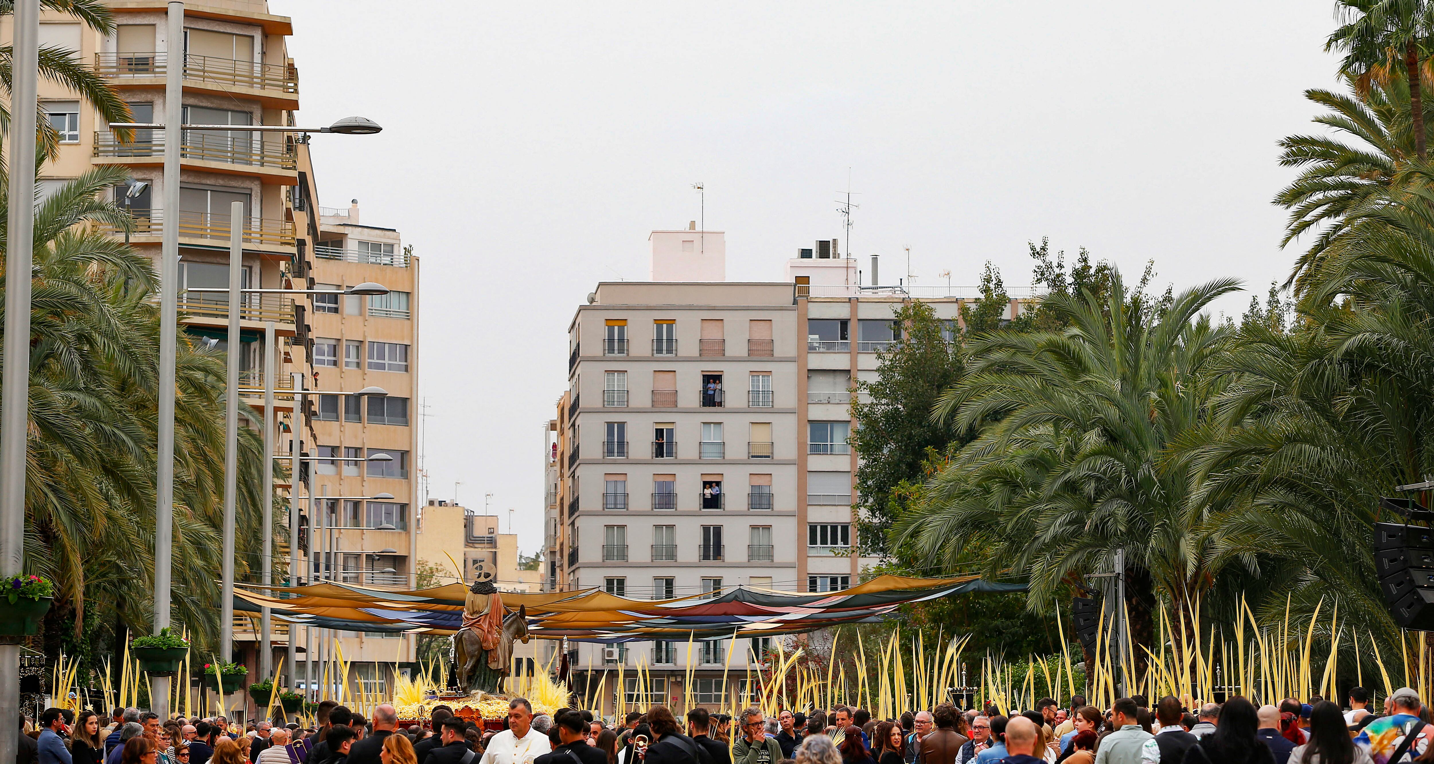 GRAFCVA9561. ELCHE (ALICANTE), 24/03/2024.- Miles de personas con la tradicional palma blanca participan en la procesión del Domingo de Ramos de Elche, declarada de interés turístico internacional en 1997. EFE/Manuel Lorenzo
