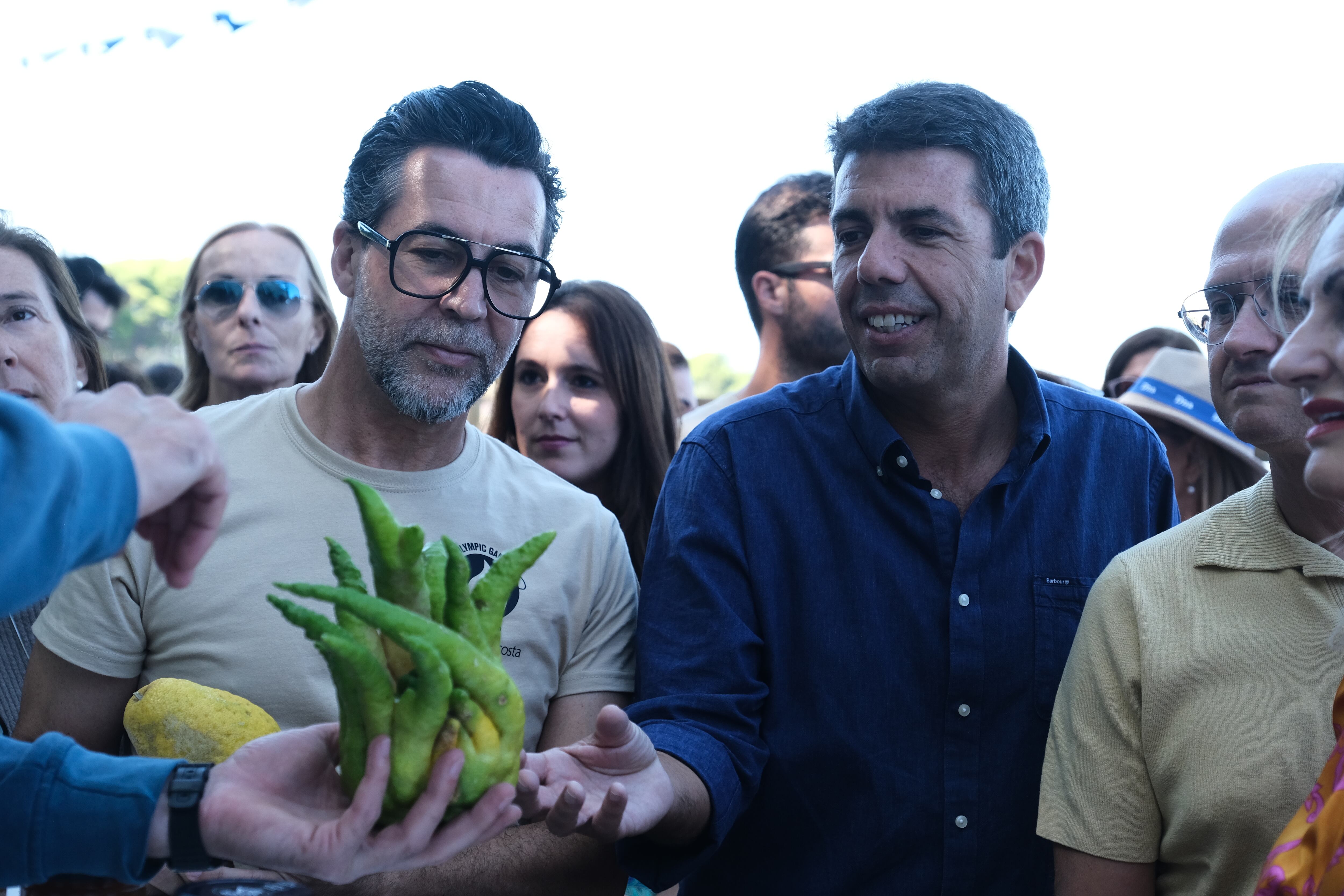 El President de la Generalitat, Carlos Mazón, asiste a la inauguración del D*na Festival de Dénia, en la que cientos de personas han podido degustar platos típicos de la zona al lado del mar en el paseo marítimo de la Marineta Cassiana. EFE / Pablo Miranzo