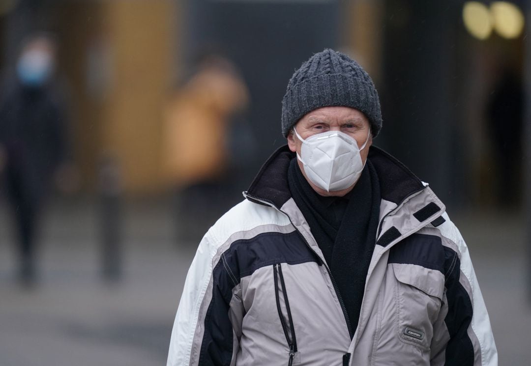 Un hombre pasea por Berlin, Alemania, protegido por una mascarilla FFP2.