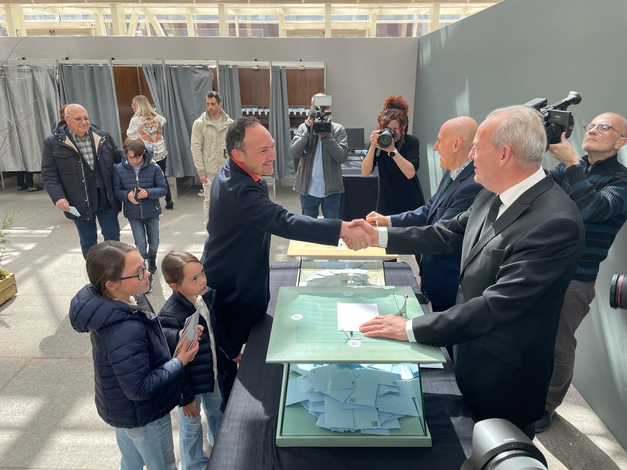 El cap de llista demòcrata, Xavier Espot, votant a Escaldes.