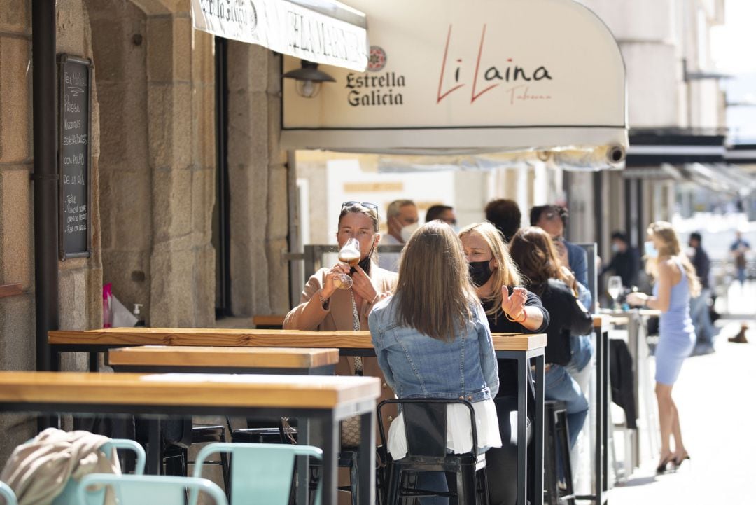 Varias personas en una terraza de Sanxenxo, en Pontevedra, Galicia (España), a 27 de marzo de 2021.