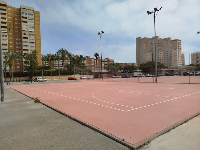 Canchas de baloncesto sin canastas en Fabraquer, El Campello