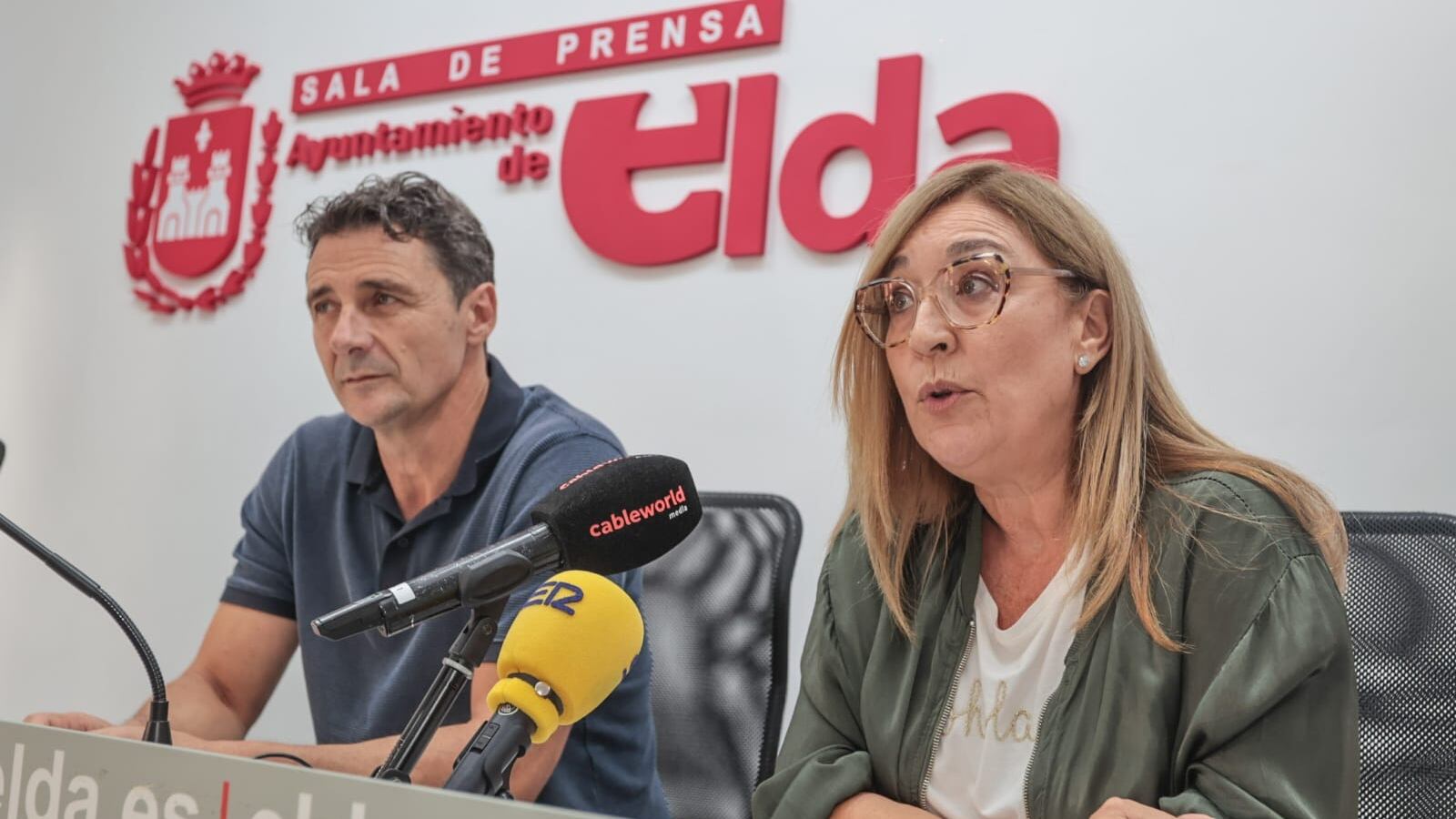 Alberto García, portavoz adjunto del PP de Elda; junto a la edil Cristina Juan