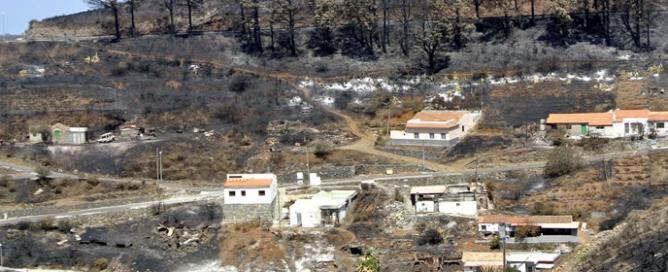 Viviendas del caserío de Igualero, en el municipio de Vallehermoso, rodeadas de terreno calcinado por el incendio que afectó este verano a La Gomera.