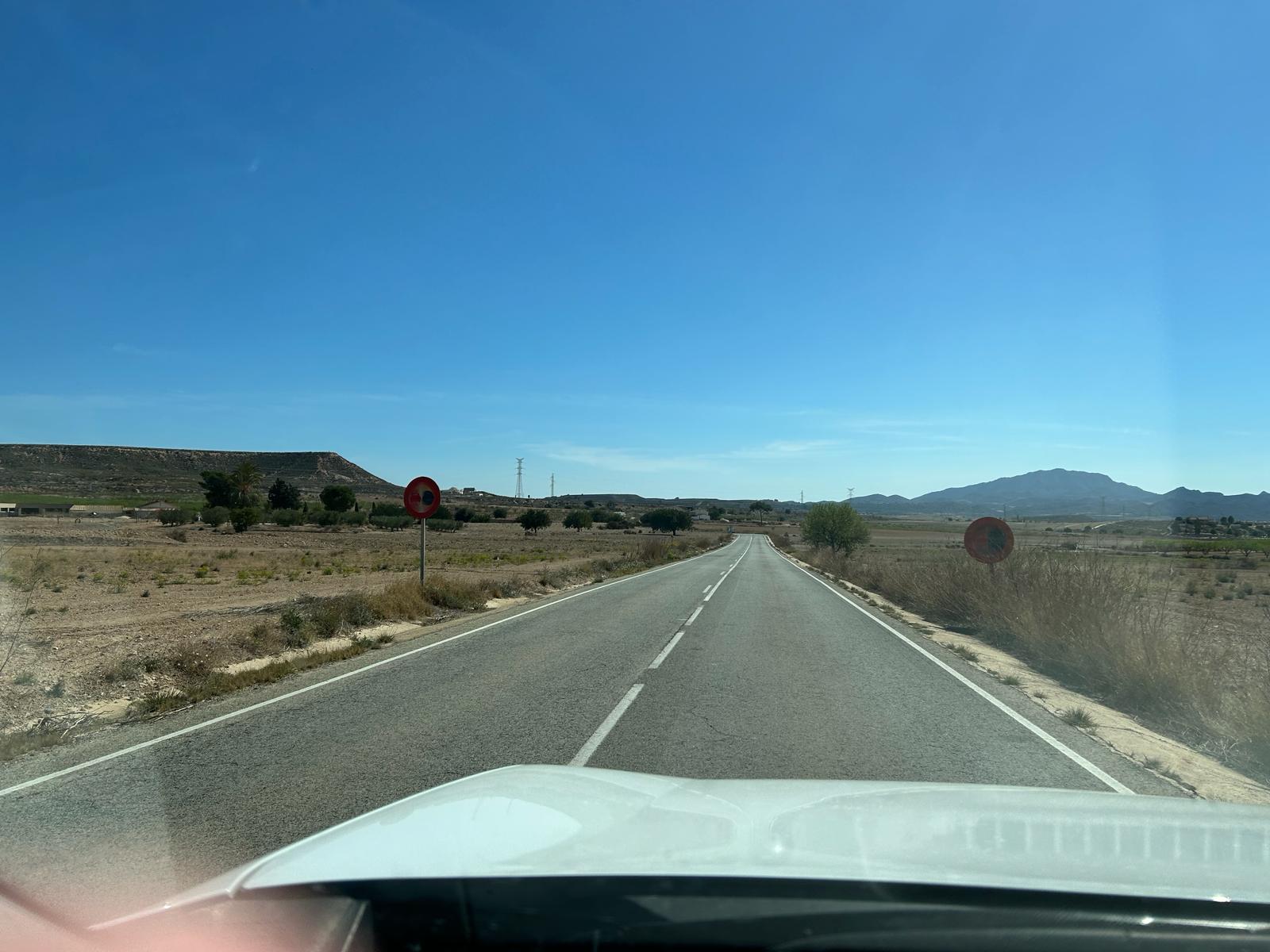 Señales deficientes en la carretera que une El Paretón con Mazarrón