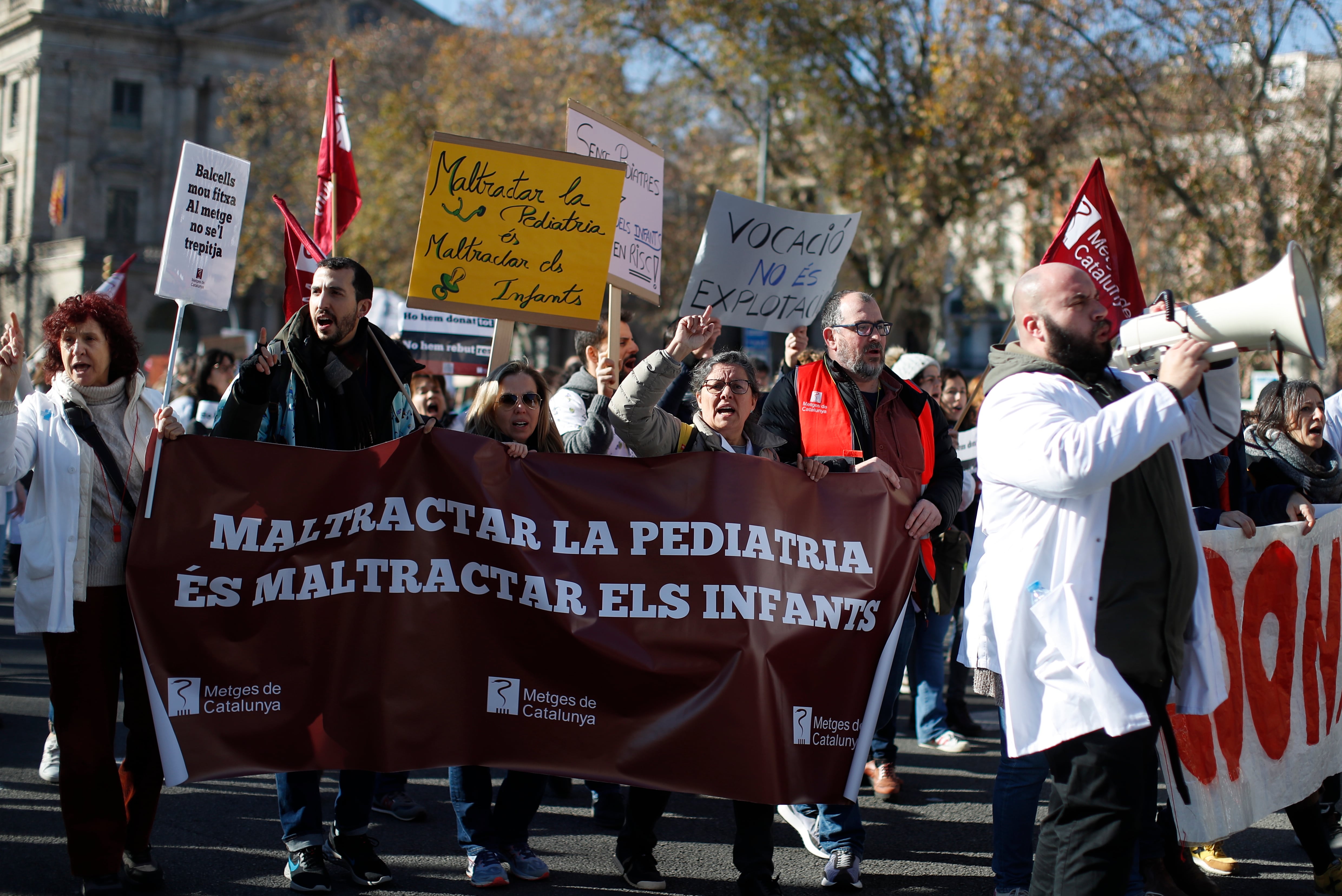 Miles de médicos participando este jueves en el segundo día de huelga en la sanidad pública en Cataluña