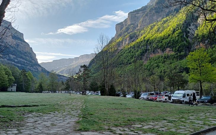 Imagen de archivo de vehículos aparcados junto a la pradera de Ordesa (Foto: Club de Montaña Nemus)