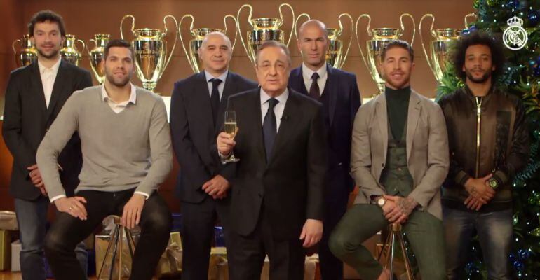 Florentino Pérez junto a los entrenadores y capitanes de los equipos de fútbol y baloncesto