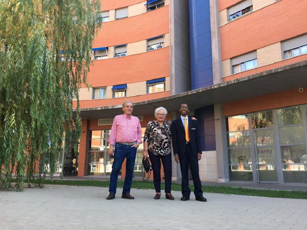 Rafael García, Manoli Sánchez y Freddy en la comunidad tutelada de mayores de la calle Sama Naharro. Córdoba