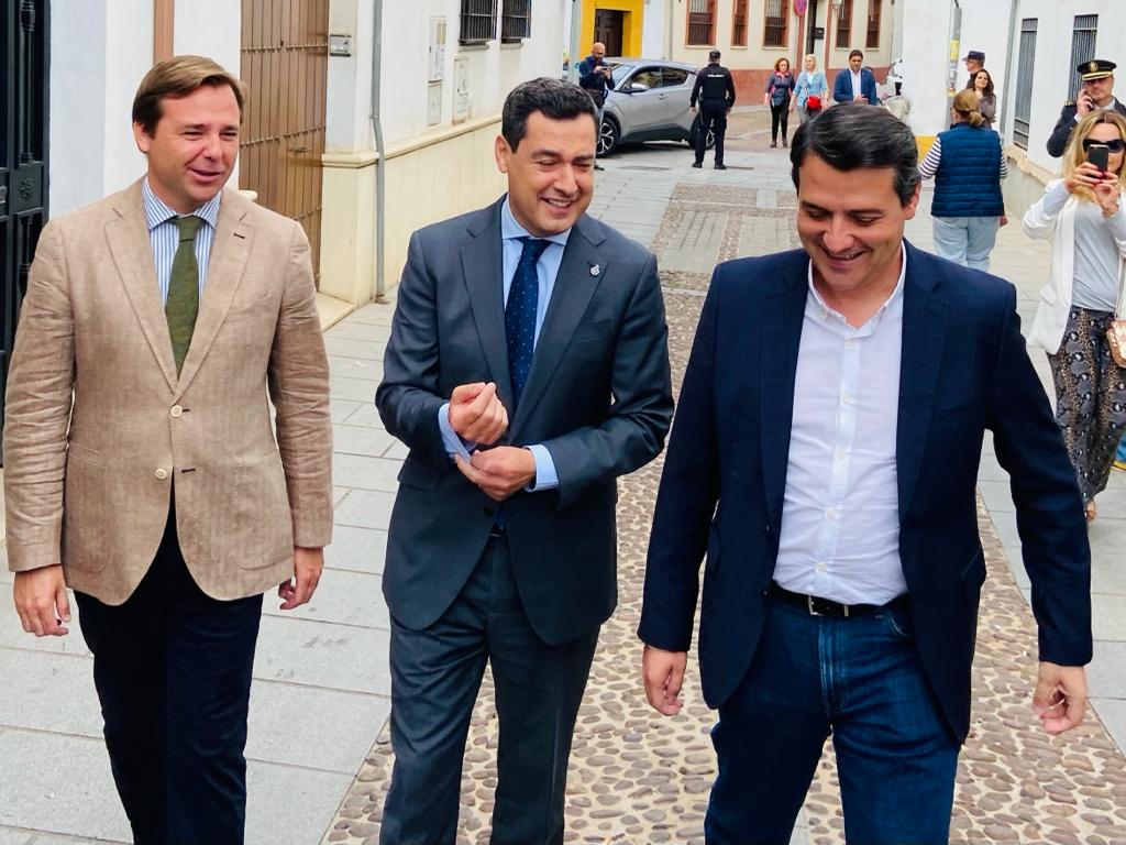 El alcalde de Córdoba (derecha), José María Bellido, pasea por el Casco Histórico de la ciudad junto al presidente de la Junta, Juanma Moreno y al secretario general del PP andaluz, Antonio Repullo (imagen de archivo)