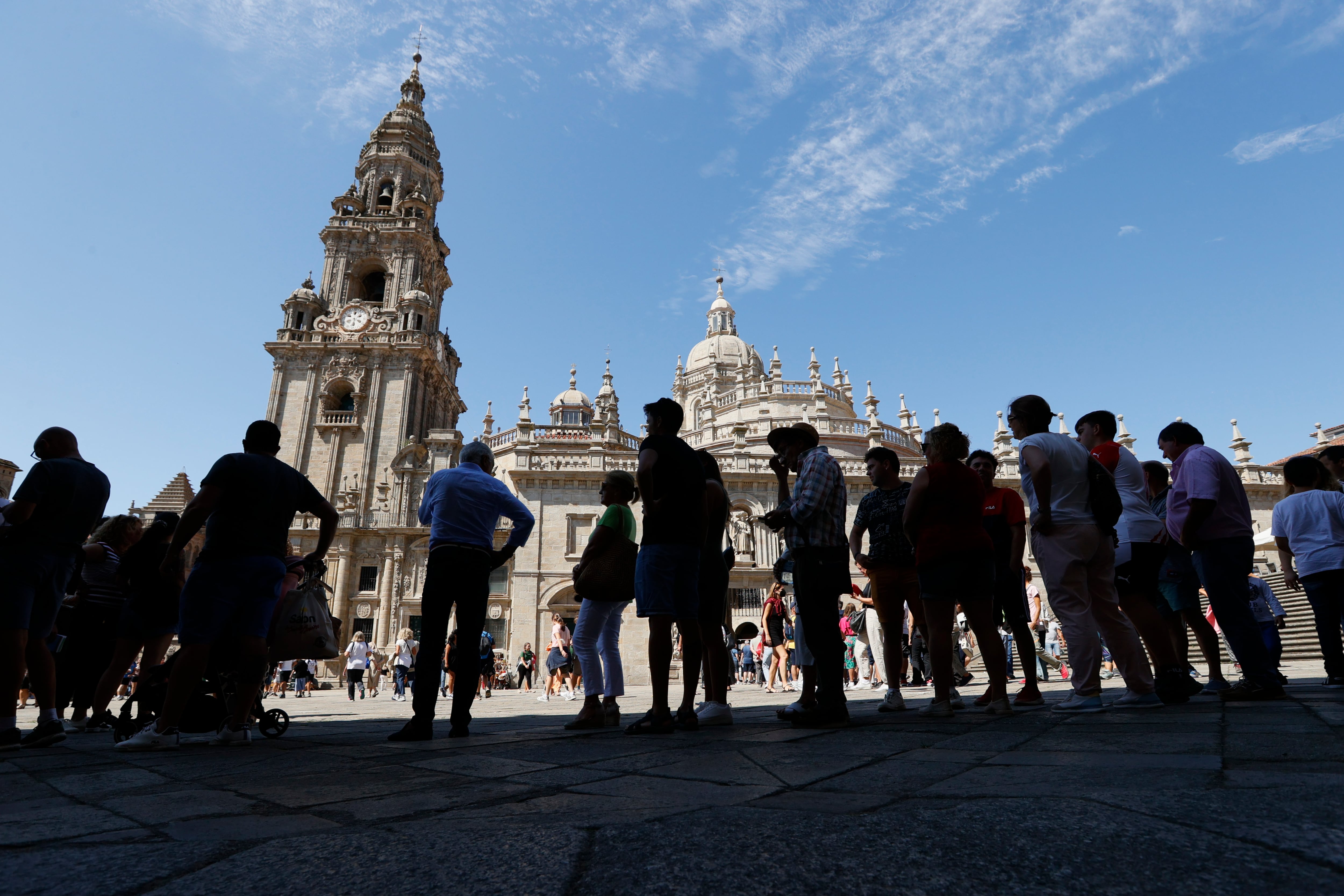 SANTIAGO DE COMPOSTELA, 28/08/2022.- Varios peregrinos y turistas pasean junto a la catedral este domingo en Santiago de Compostela. EFE/Lavandeira jr
