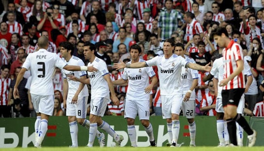 Los jugadores del Real Madrid celebran su primer gol, conseguido por el centrocampista brasileño Ricardo Izecson &#039;Kaká&#039;