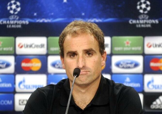 El técnico de la Real responde las preguntas de los periodistas.