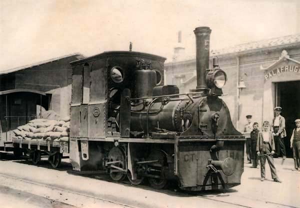 comotora del Ferrocarril Palamós-Girona-Banyoles, conegut com tramvía del Baix Empordà, aturada a l'estació de Palafrugell. 1920-1930. Col·lecció Ajuntament de Girona - CRDI