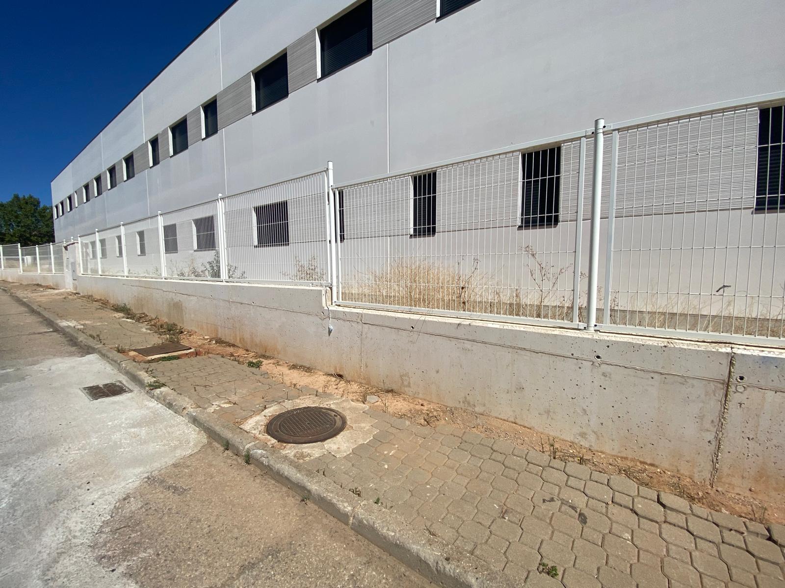 Acera junto al nuevo Centro de Salud