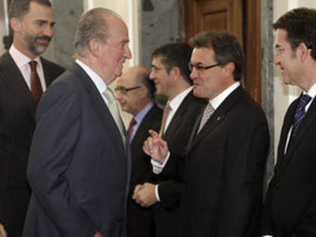 El rey Juan Carlos y el príncipe Felipe saludan a los presidentes de la Xunta, Alberto Núñez Feijóo y la Generalitat, Artur Mas