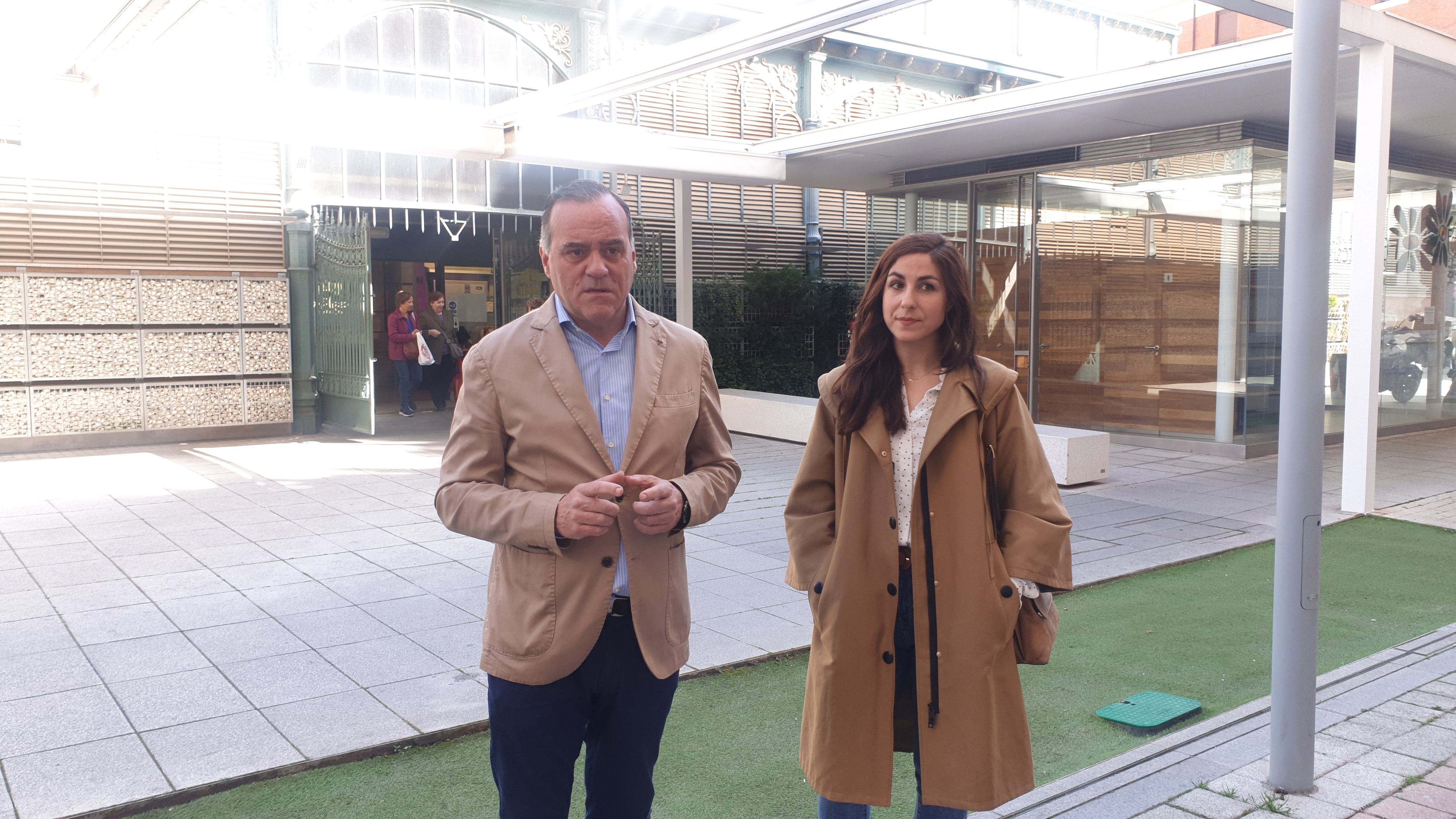 Domiciano Curiel y Marta Font han presentado la propuesta de ¡Vamos Palencia! para la Plaza de Abastos