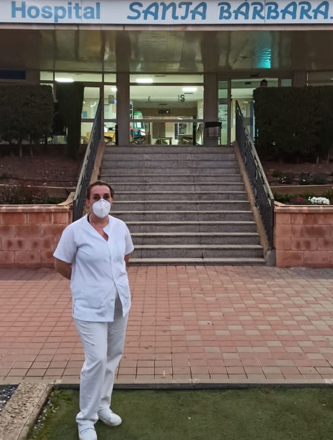 Raquel Velasco frente al Hospital de Santa Bárbara de Puertollano