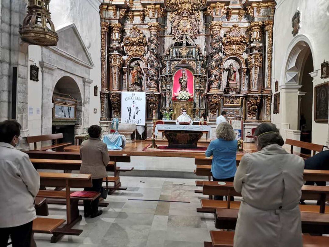 Fieles de Cuéllar participan en la misa en la iglesia de San Miguel el primer día de apertura al culto