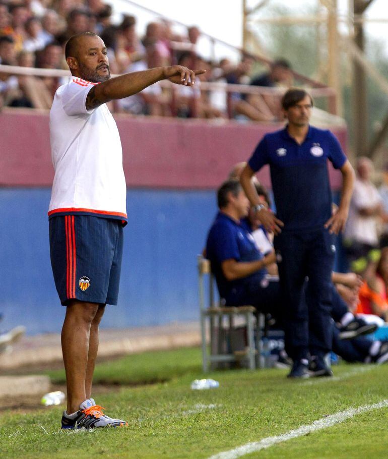 GRA157. ALZIRA (VALENCIA), 25/07/2015.- El entrenador del Valencia, el portugués Nuno Espírito Santo (i), durante el partido amistoso frente al PSV Eindhoven disputado hoy en el Estadio Luis Suñer Picó de Alzira (Valencia). EFE/Miguel Ángel Polo