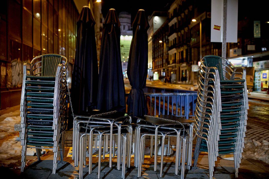 La terraza de un restaurante ya recogida.