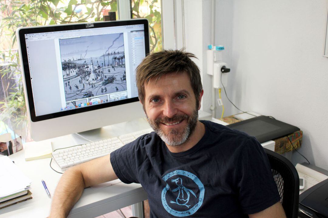 El historietista, guionista e ilustrador valenciano Paco Roca en su estudio