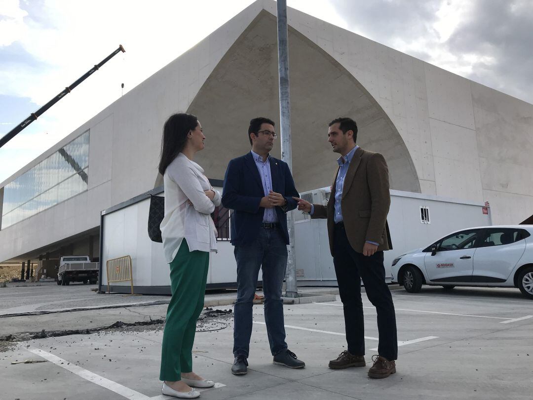 Pablo Pérez - a la derecha - con intengrantes de su candidatura del PP en el Ayuntamiento junto al edificio del CIDE