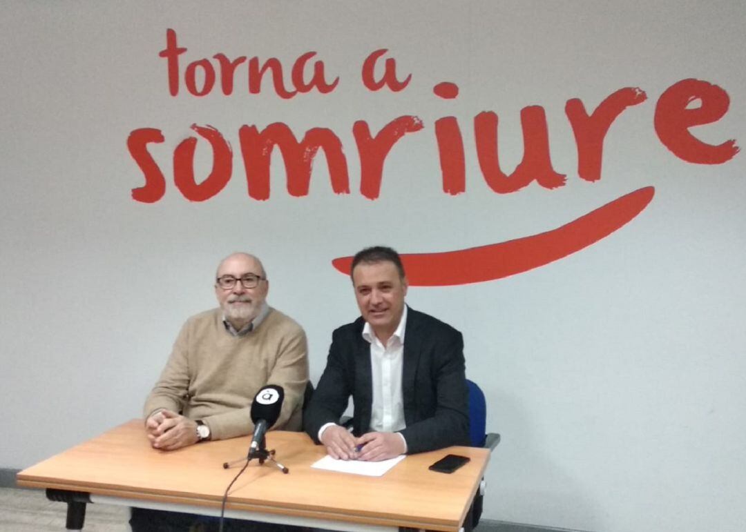 El candidato a las primarias y portavoz municipal, Natxo Bellido, junto al conseller de Transparencia, Manuel Alcaraz, durante la presentación de su candidatura