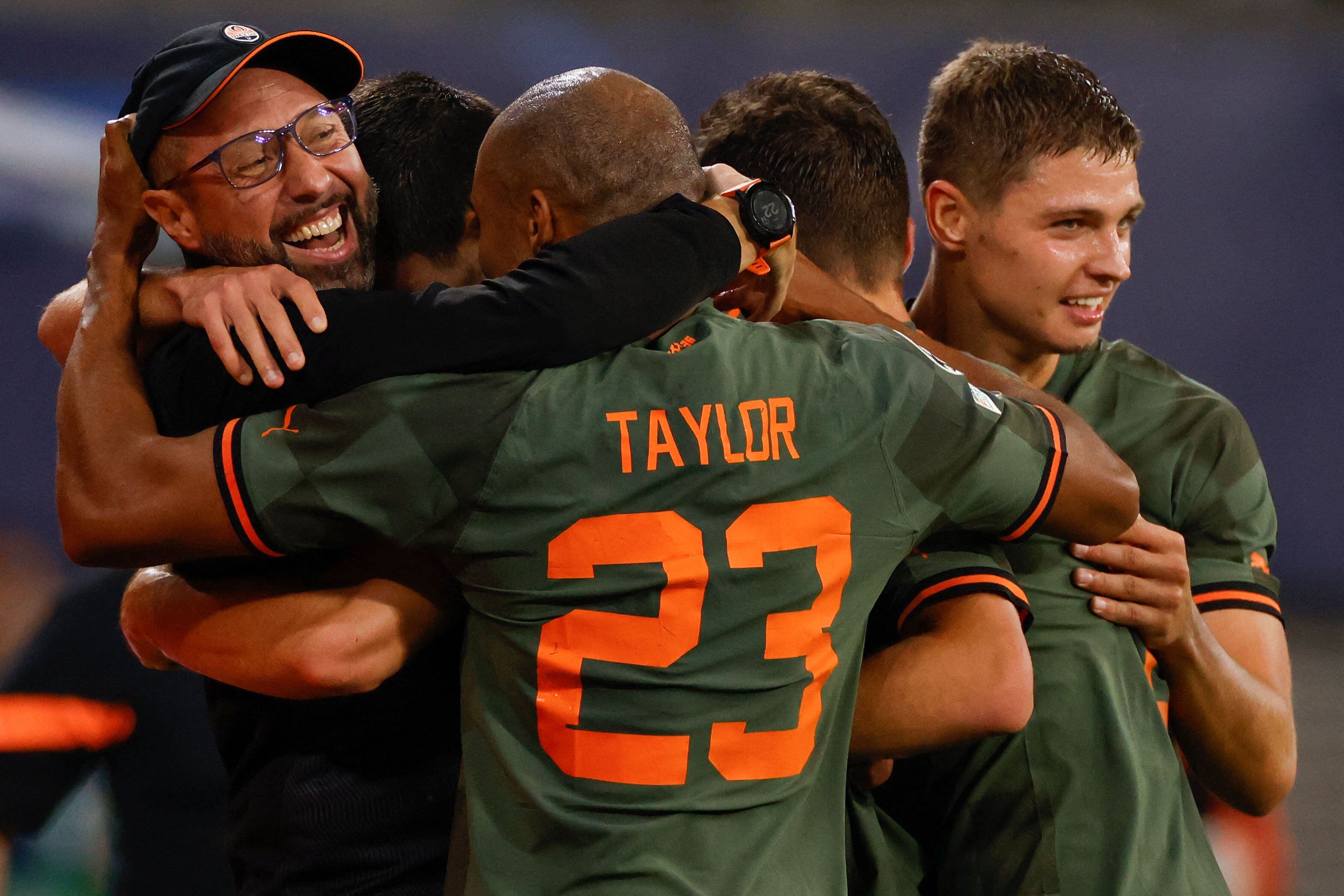 Igor Jovicevic celebrando un gol con sus jugadores en Champions League