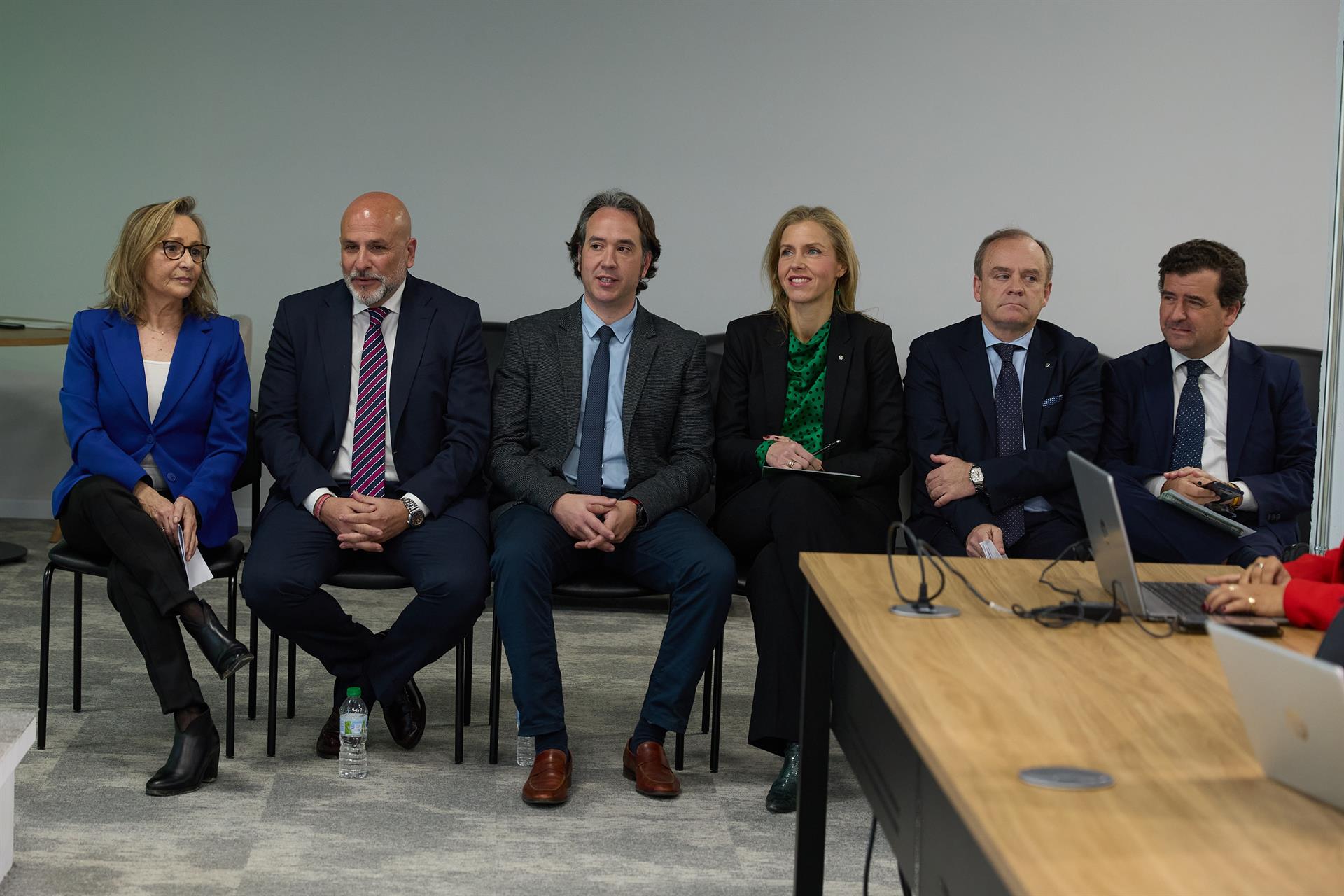 Los concejales de Vox Maite López, Gonzalo López, Jesús Albiol, Cristina Peláez, Fernando Martínez y Ricardo Chamorro, durante una rueda de prensa, en la sede de Vox, a 12 de febrero de 2025, en Madrid