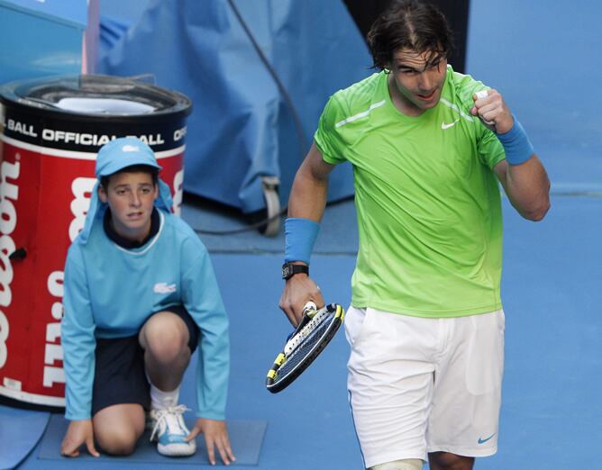 El tenista español Rafael Nadal celebra tras ganar al estadounidense Alex Kuznetsov en el partido de primera ronda del Abierto de Australia de tenis disputado el lunes 16 de enero de 2012 en Melbourne (Australia). Nadal ganó por 6-4, 6-1 y 6-1.