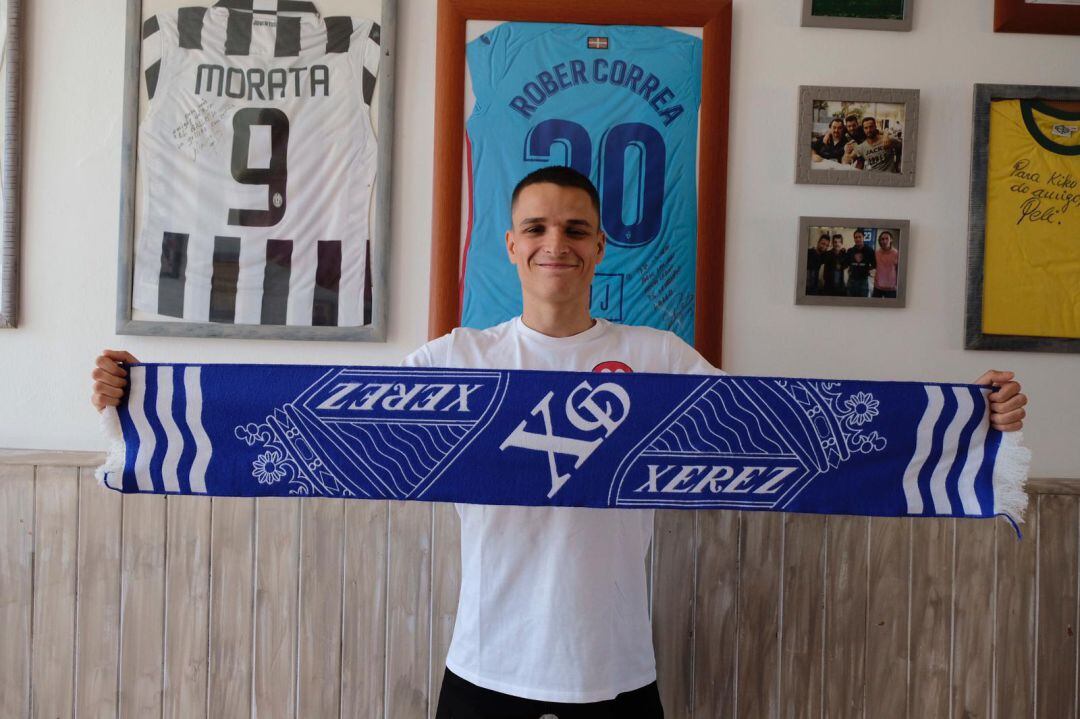 Alex Valerio posando con la bufanda del Xerez CD