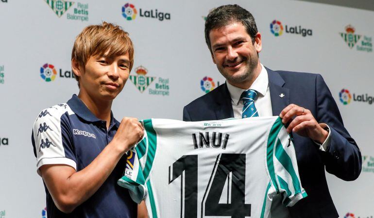 KMA06. TOKIO (JAPÓN.- El futbolista nipón Takashi Inui (izq) posa junto a Ramón Alarcón, director general de Negocio del Betis, durante la rueda de prensa de presentación del extremo internacional japonés como nuevo jugador del club sevillano en la Embaja