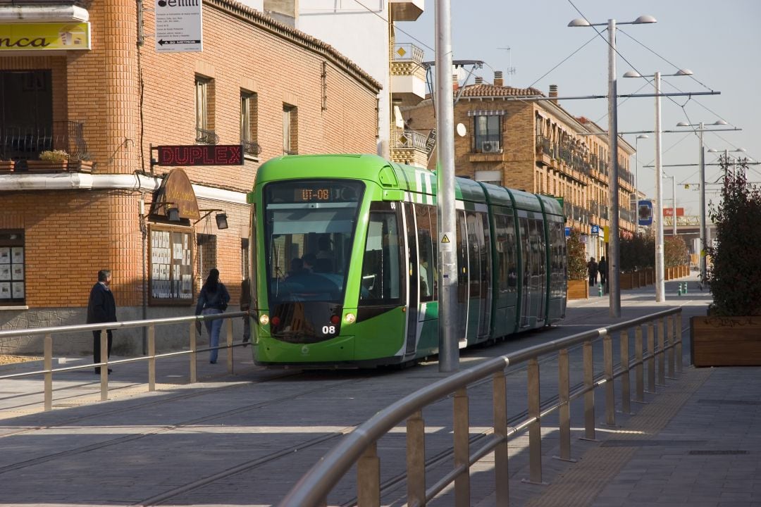 Un tranvía circula por las calles parleñas