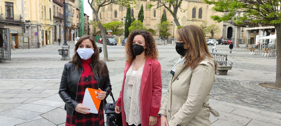 Coordinadora de C´S Castilla y León, Gemma Villarroel, portavoz de C´S en el Ayuntamiento, Noemí Otero, y procuradora de C´S por Segovia, Marta Sanz