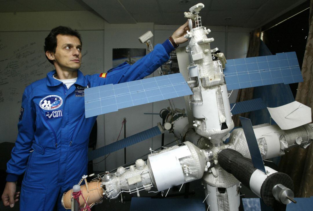 Foto de archivo de Pedro Duque en 2003, junto a una reproducción de la estación espacial MIR de Rusia 