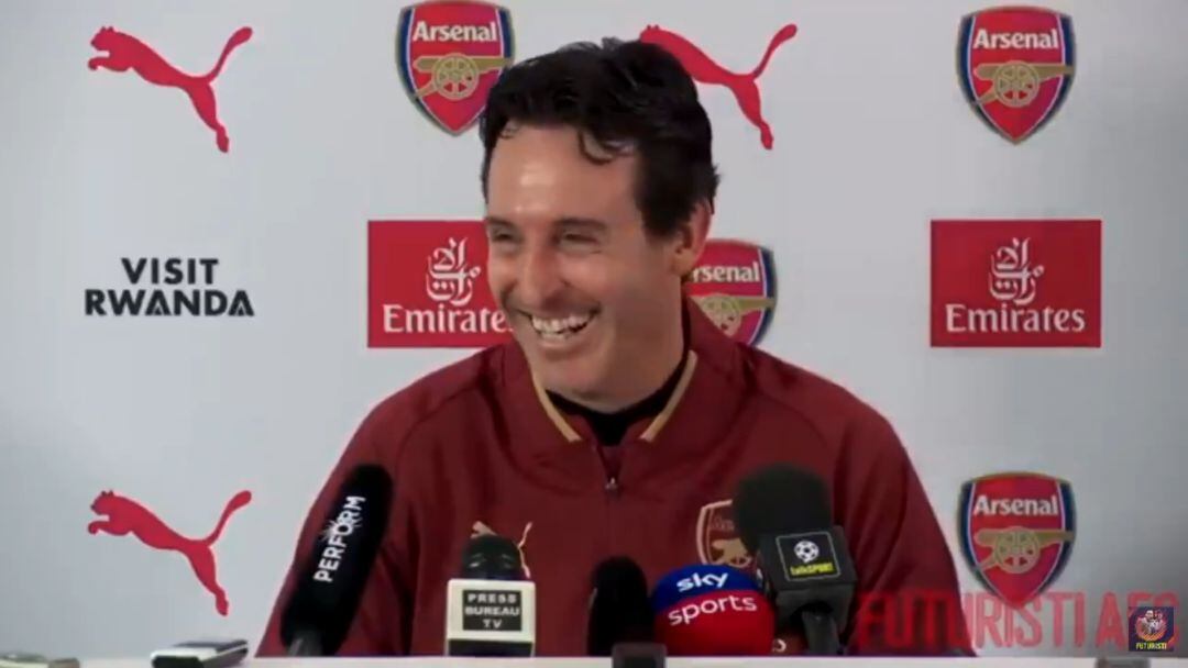 Unai Emery sonríe en rueda de prensa.