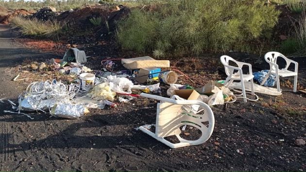 Basura en el entorno natural de Linares.