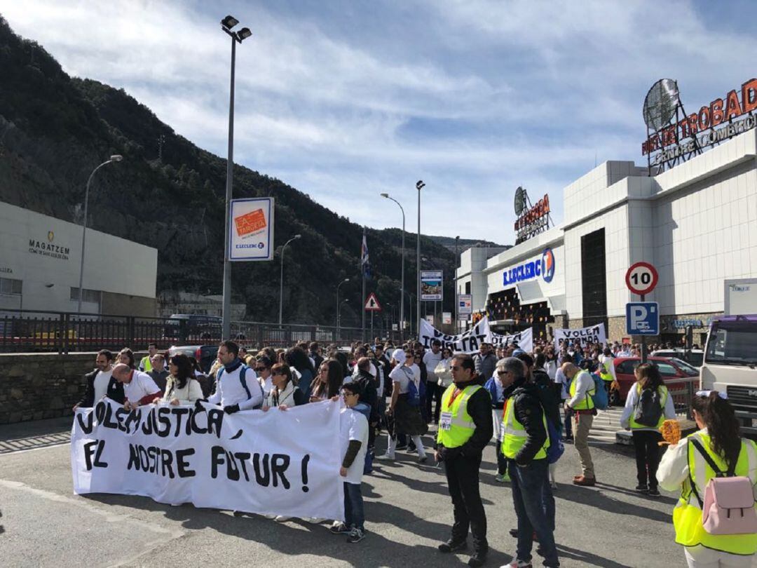 Manifestació de treballadors del Punt de Trobada a favor de la construcció d'una rotonda a la sortida del centre comercial